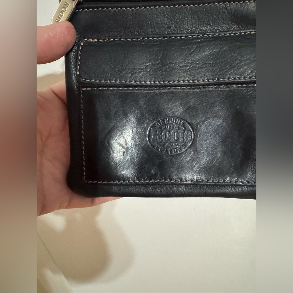 Vintage Roots Black Leather Crossbody Travel Pouch - Picture 4 of 16